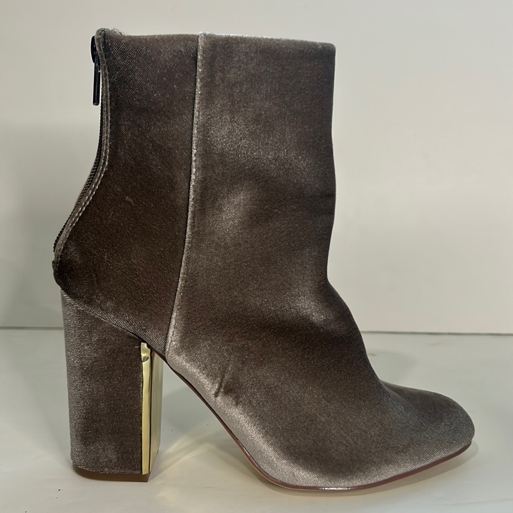Nakita Metallic Velvet Ankle Boot Bootie Taupe Gold Accented Heel Wom's Size 6.5